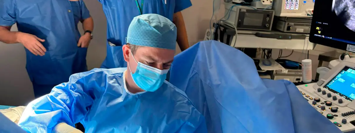 Dr. Carlos Jiménez Rámila en quirófano durante un procedimiento de radiofrecuencia de miomas