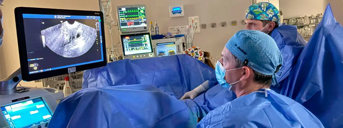 Dr. Carlos Jiménez Rámila en quirófano durante un procedimiento de radiofrecuencia de miomas